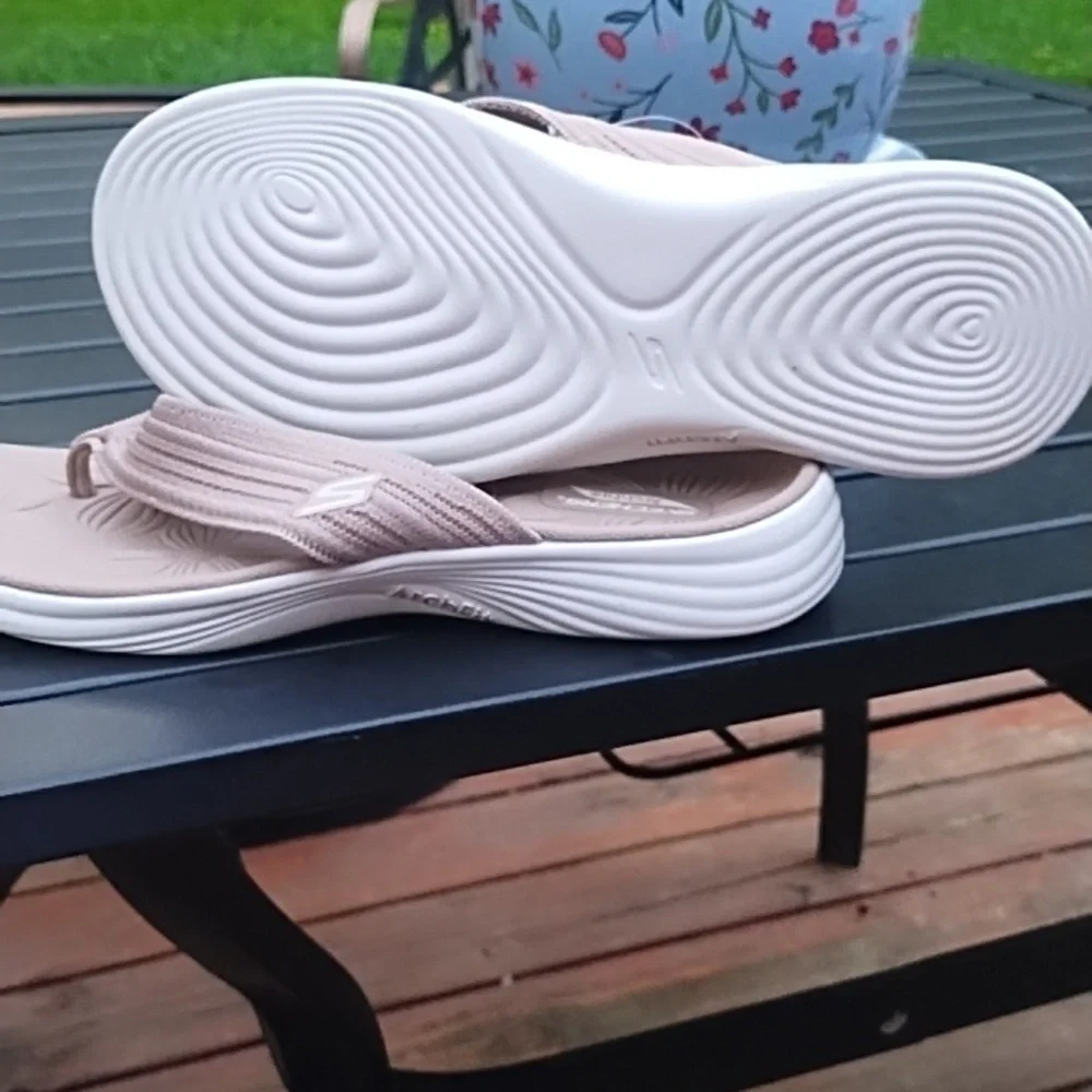 Skechers Women's Tan Flip Flops - Picture 8 of 8